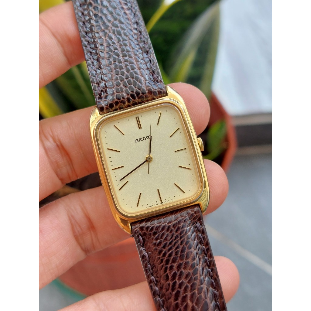 Đồng hồ nam Seiko mặt tank kính sapphire chạy pin hàng Si