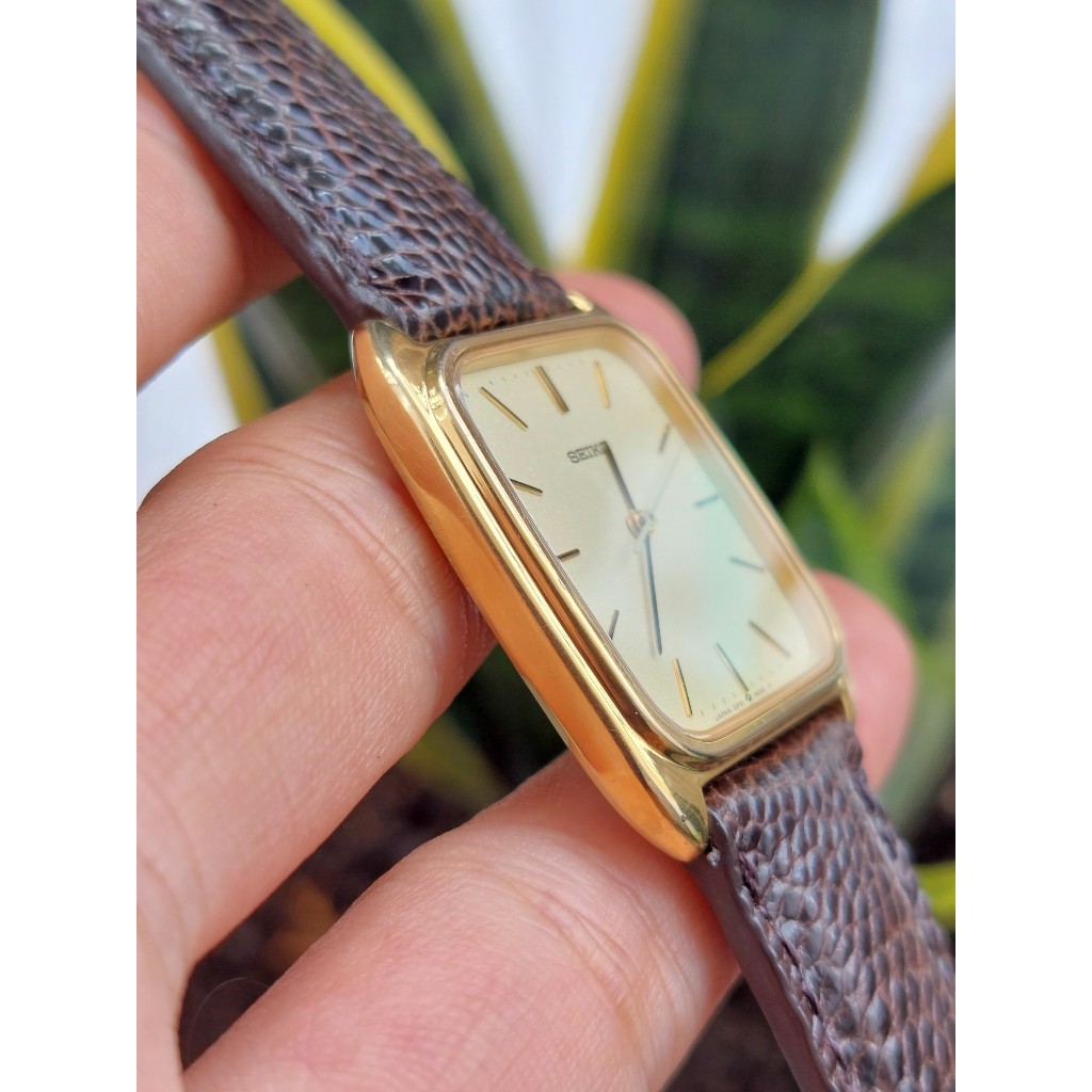 Đồng hồ nam Seiko mặt tank kính sapphire chạy pin hàng Si