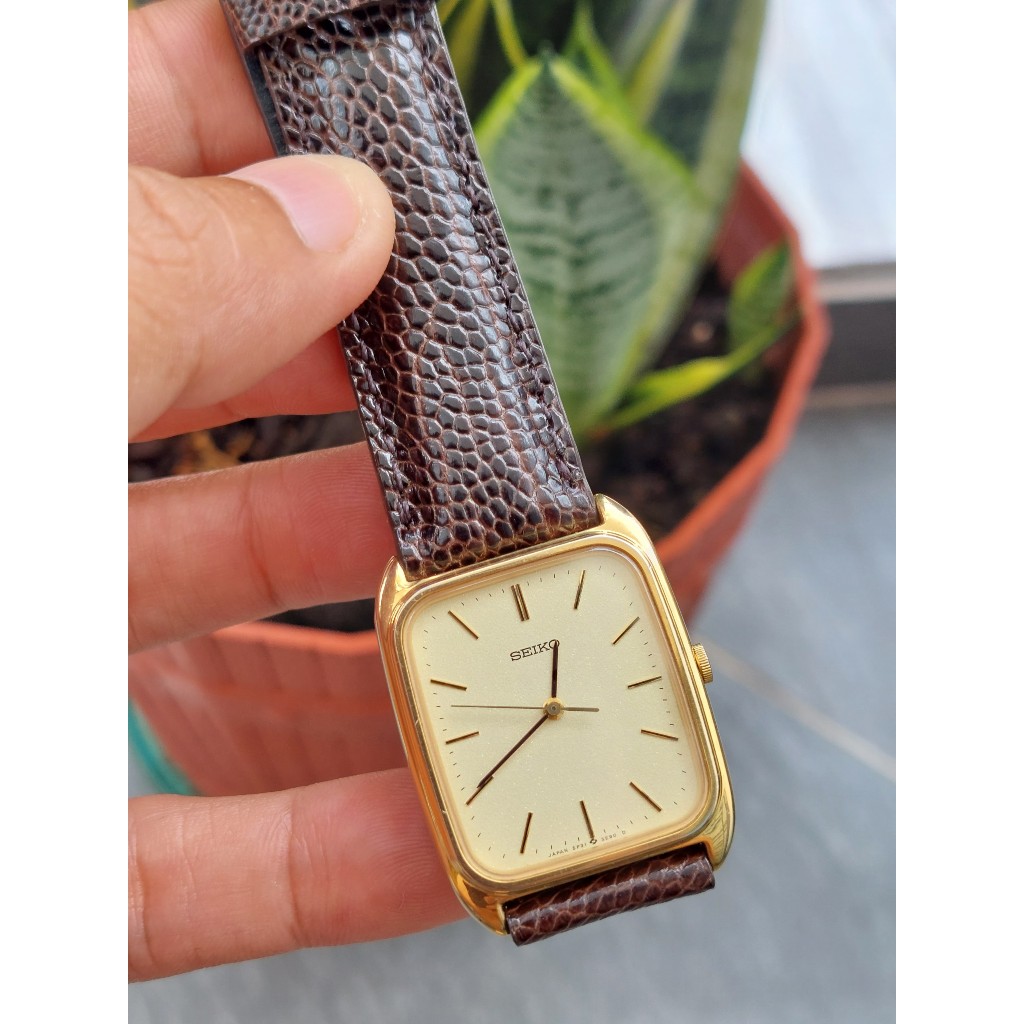 Đồng hồ nam Seiko mặt tank kính sapphire chạy pin hàng Si