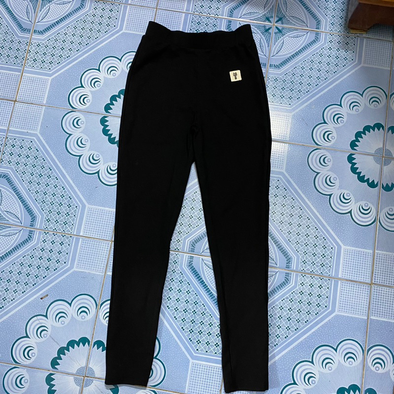 Quần vải màu đen