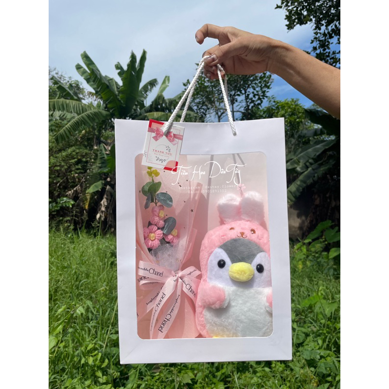 Set quà gấu dâu và hoa sáp cầu vồng  siêu dễ thương - ảnh thật shop chụp