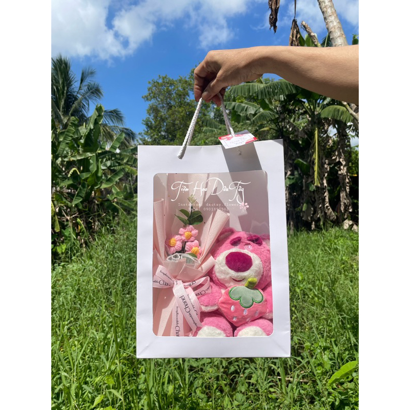 Set quà gấu dâu và hoa sáp cầu vồng  siêu dễ thương - ảnh thật shop chụp