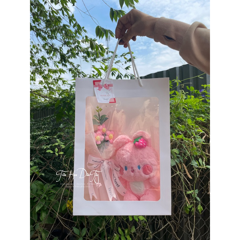 Set quà gấu dâu và hoa sáp cầu vồng  siêu dễ thương - ảnh thật shop chụp