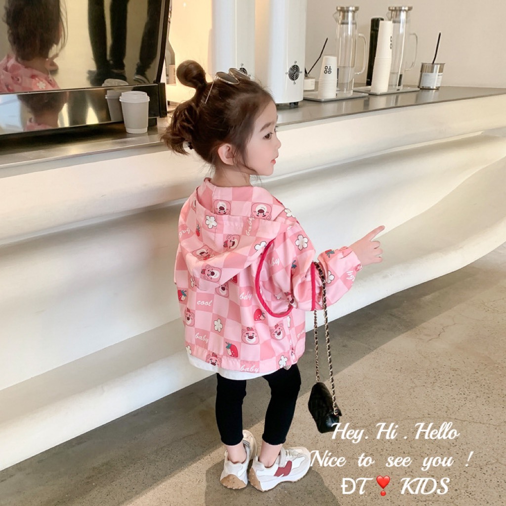 Áo khoác cho bé, áo gió bé gái họa tiết gấu dâu hottrend mùa thu đông 2023