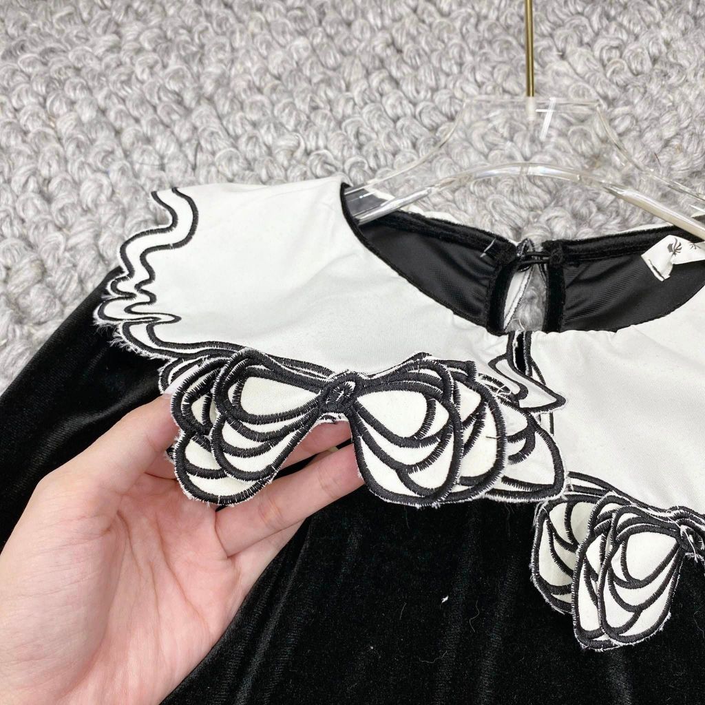 Áo nhung mềm cổ bèo trắng tay dài