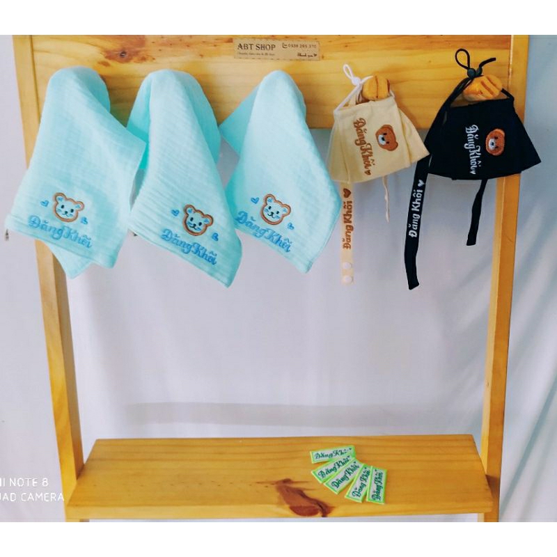 Set khăn muslin 3 cái thêu tên theo yêu cầu.