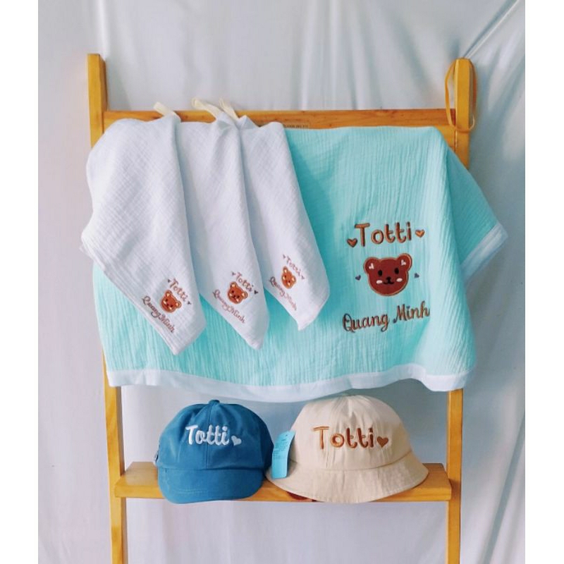 Set khăn muslin 3 cái thêu tên theo yêu cầu.
