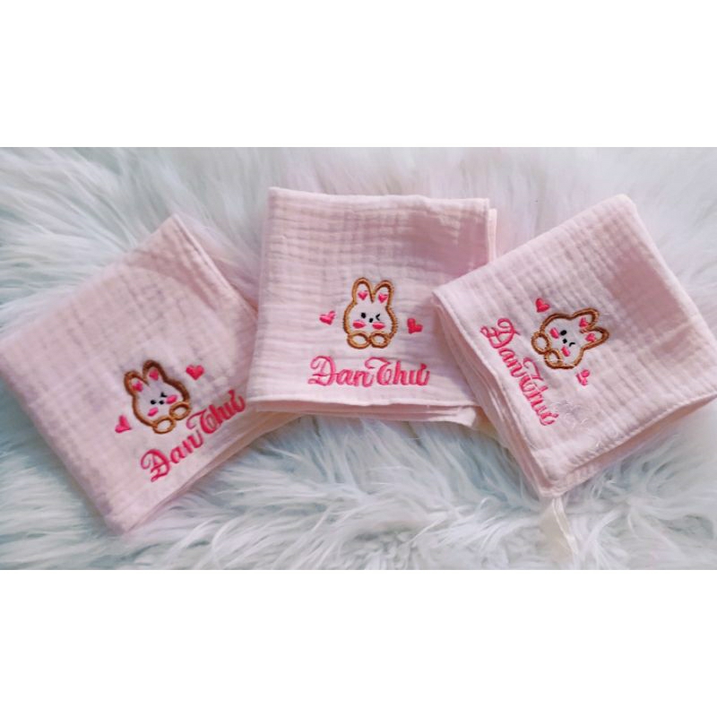Set khăn muslin 3 cái thêu tên theo yêu cầu.