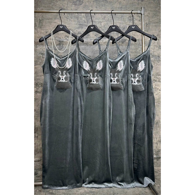 Váy nhung thỏ thêu thủ công tỉ mỉ