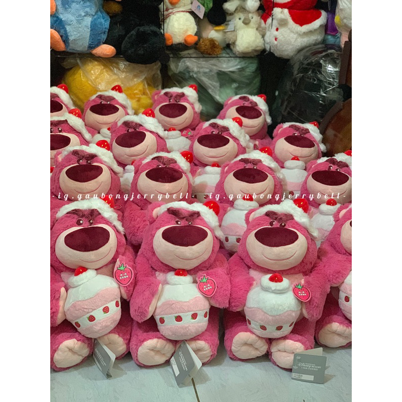 Có sẵn  Gấu dâu ôm bánh kem siêu thơm - Lotso Bear Soft Strawberry Cake chính hãng Disney