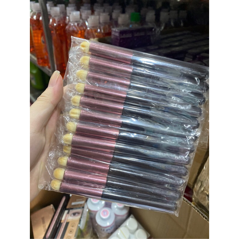 1 cây cọ tán son môi