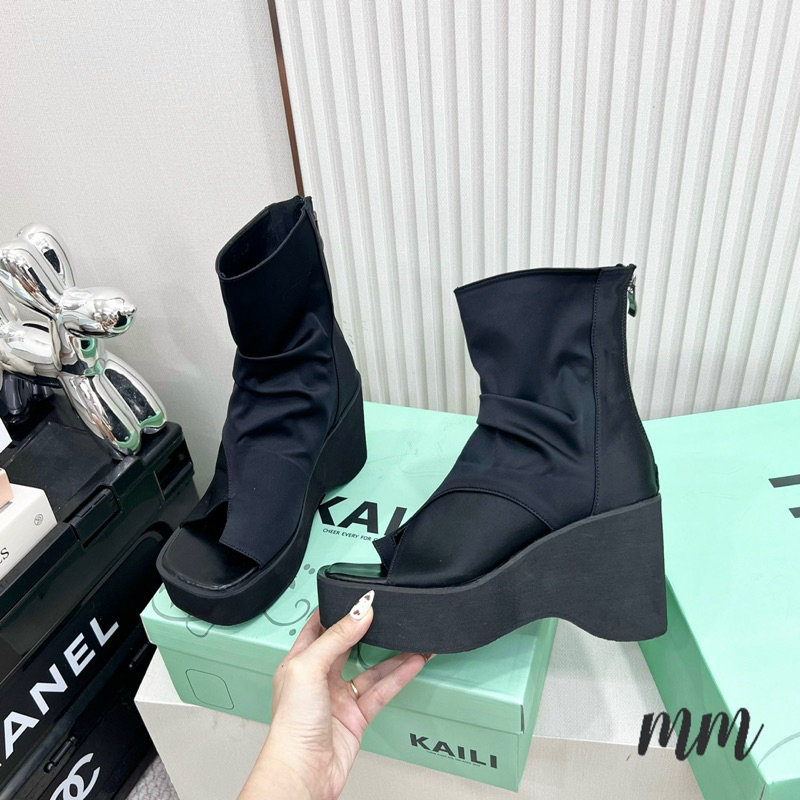 GIÀY BỐT ĐẾ XUỒNG 8.5cm HỞ MŨI KẸP NGÓN KHOÁ KÉO SAU KALI