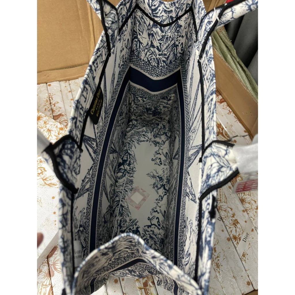 Túi xách tay tote booktote thổ cẩm màu mới size 41  hàng thêu chữ d.i.o.r kèm charm và khăn lụa fullbox hàng sẵn hoả tóc