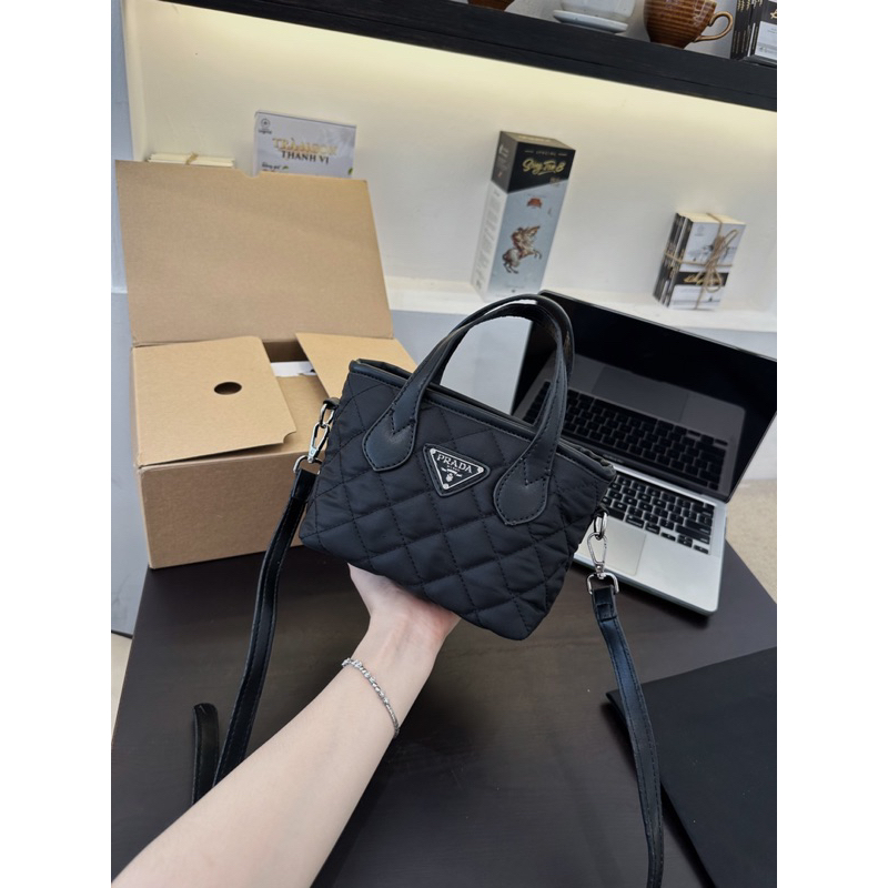 Túi prada giỏ sẵn hai màu đen Hồng hotrent