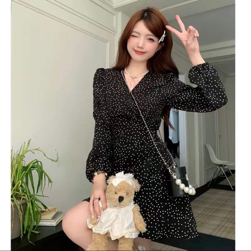 Đầm váy đen chấm bi cổ V vạt chéo dài tay dáng ngắn xoè dây buộc eo nhẹ nhàng