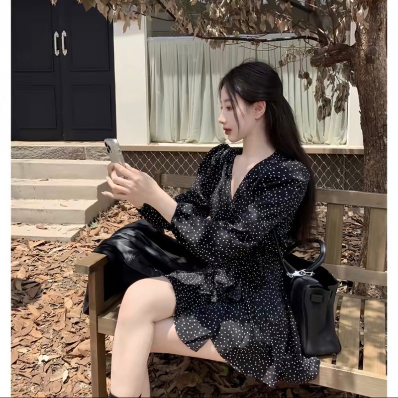 Đầm váy đen chấm bi cổ V vạt chéo dài tay dáng ngắn xoè dây buộc eo nhẹ nhàng