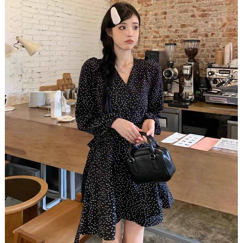 Đầm váy đen chấm bi cổ V vạt chéo dài tay dáng ngắn xoè dây buộc eo nhẹ nhàng