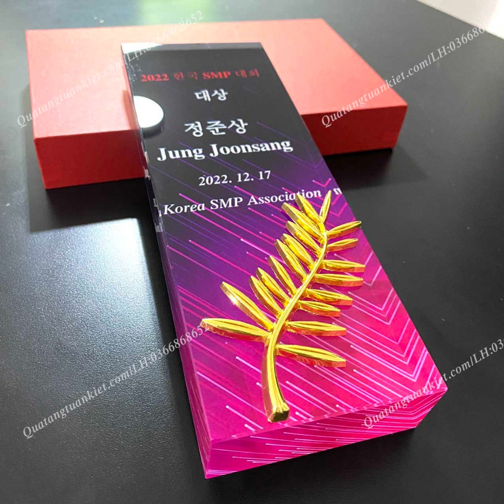 Cúp pha lê chữ nhật đứng họa tiết mạ vàng