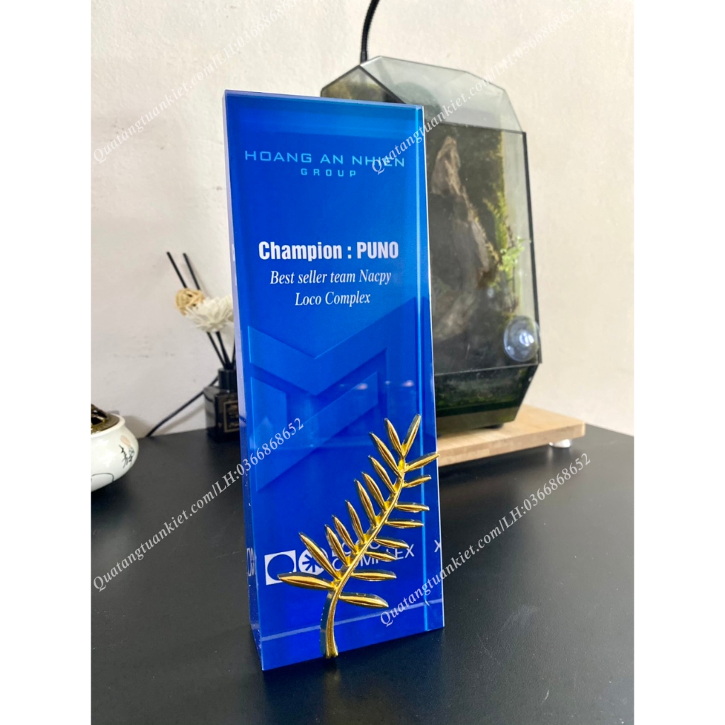 Cúp pha lê chữ nhật đứng họa tiết mạ vàng