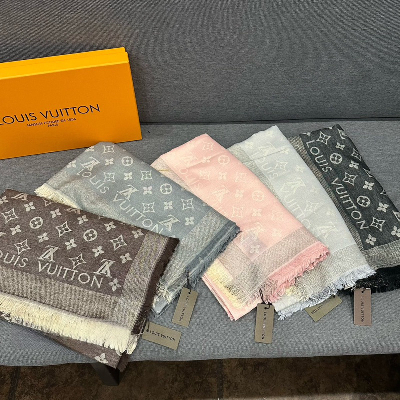 Khăn Choàng Hoạ Tiết LV Nhũ Mềm Kích Thước 1m4*1m4