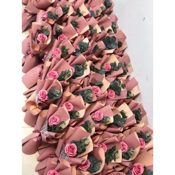 Bó 1 bông hồng sáp theo yêu cầu khách bó hoa hướng dương vàng