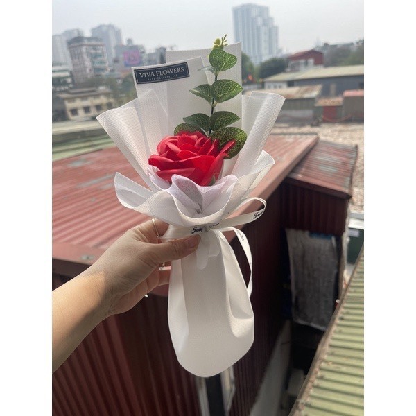 Bó 1 bông hồng sáp theo yêu cầu khách bó hoa hướng dương vàng