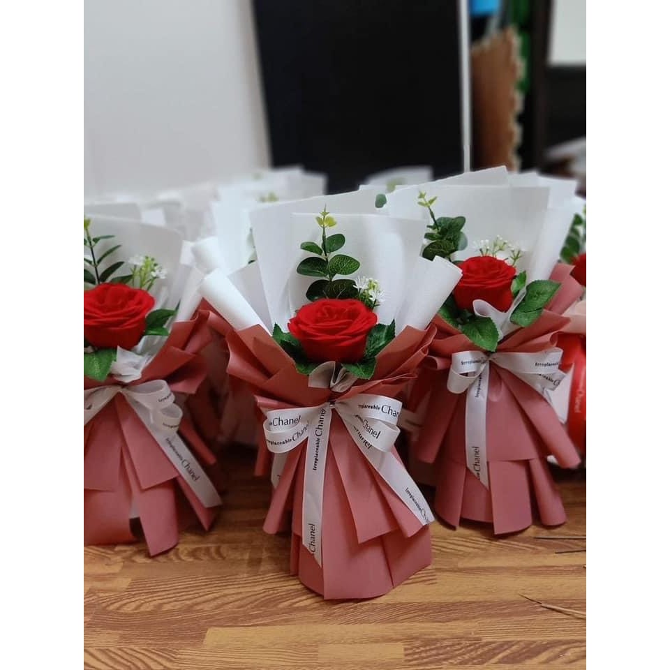 Bó 1 bông hồng sáp theo yêu cầu khách bó hoa hướng dương vàng