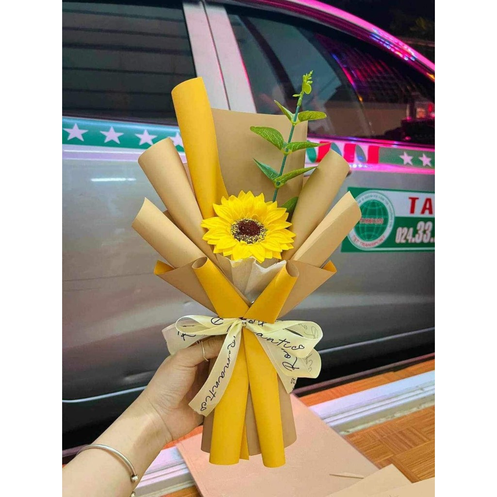 Bó 1 bông hồng sáp theo yêu cầu khách bó hoa hướng dương vàng