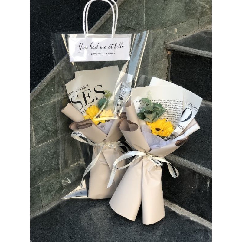 Bó 1 bông hồng sáp theo yêu cầu khách bó hoa hướng dương vàng