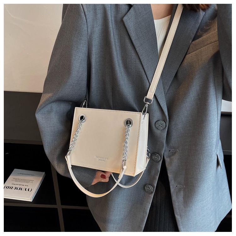 Túi kẹp nách nữ túi dáng hộp da trơn phối xích kèm dây đeo chéo LK356