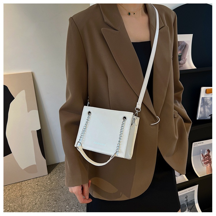 Túi kẹp nách nữ túi dáng hộp da trơn phối xích kèm dây đeo chéo LK356