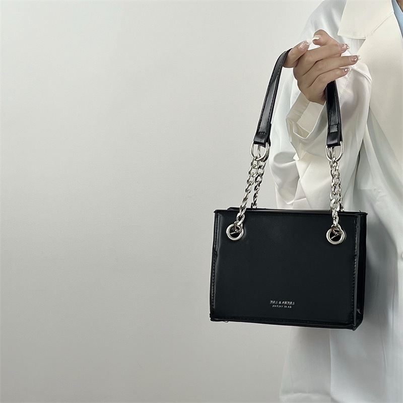 Túi kẹp nách nữ túi dáng hộp da trơn phối xích kèm dây đeo chéo LK356