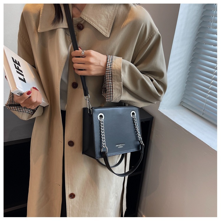 Túi kẹp nách nữ túi dáng hộp da trơn phối xích kèm dây đeo chéo LK356