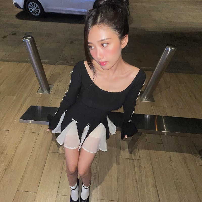 Đầm Thun Đen Phần Dưới Phối Voan Trắng Bồng Bềnh Tay Loe