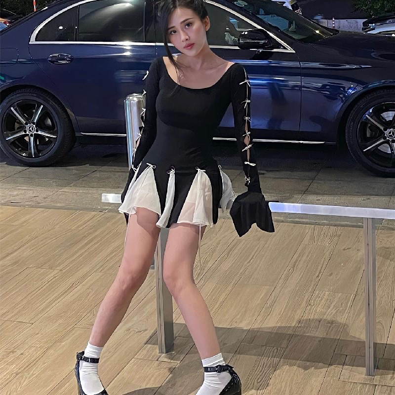 Đầm Thun Đen Phần Dưới Phối Voan Trắng Bồng Bềnh Tay Loe