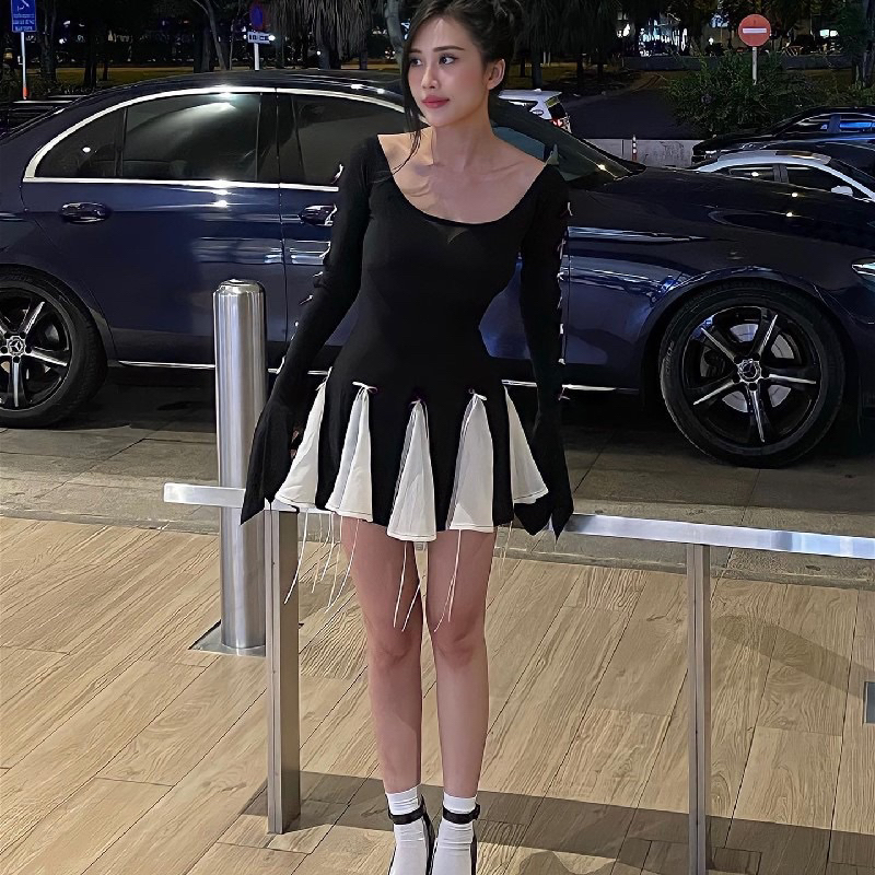 Đầm Thun Đen Phần Dưới Phối Voan Trắng Bồng Bềnh Tay Loe