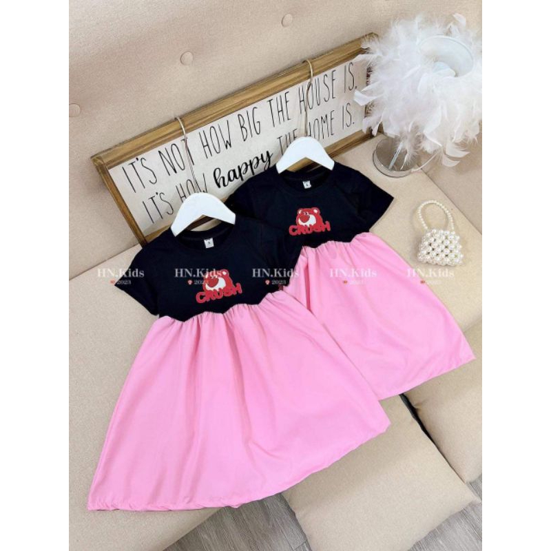 Váy gấu xinh cho bé.váy xinh cho bé phần trên phối kẻ có size 8 đến 26k hình thật trải sàn