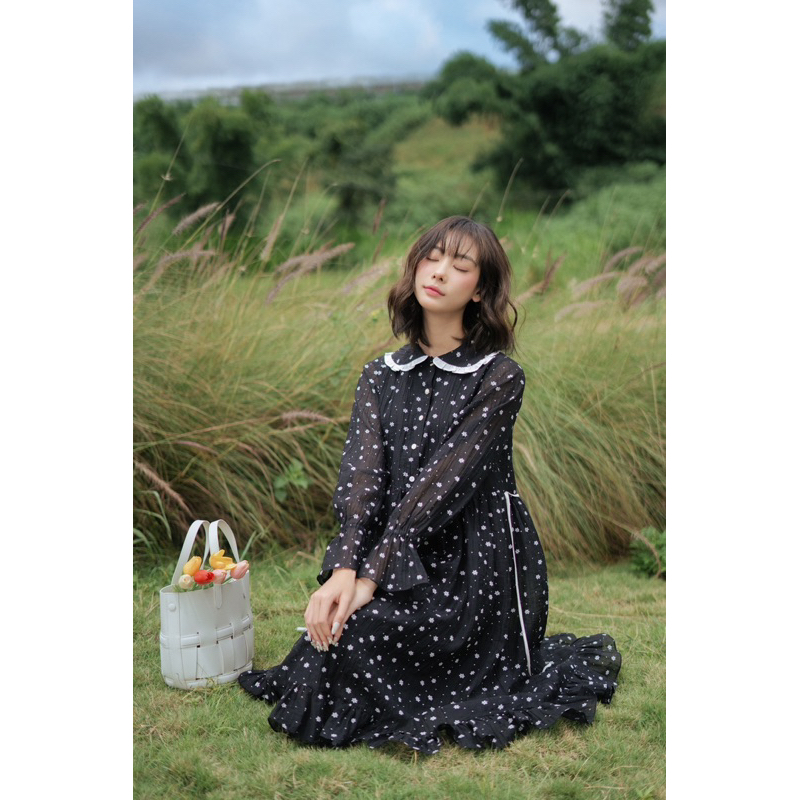 Váy babydoll đen hoa nhí tay nhún MADELEN