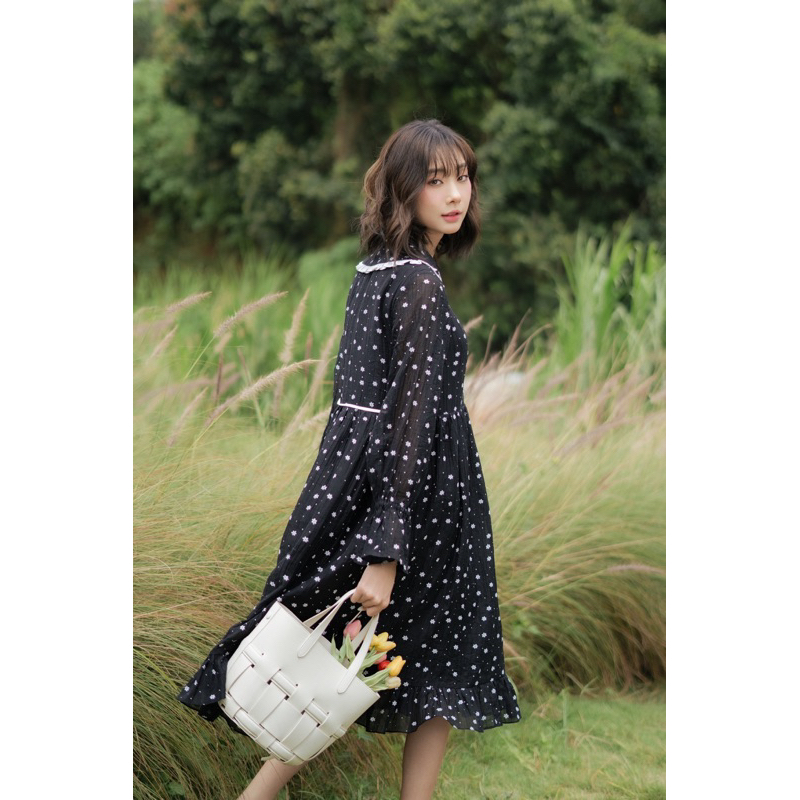 Váy babydoll đen hoa nhí tay nhún MADELEN