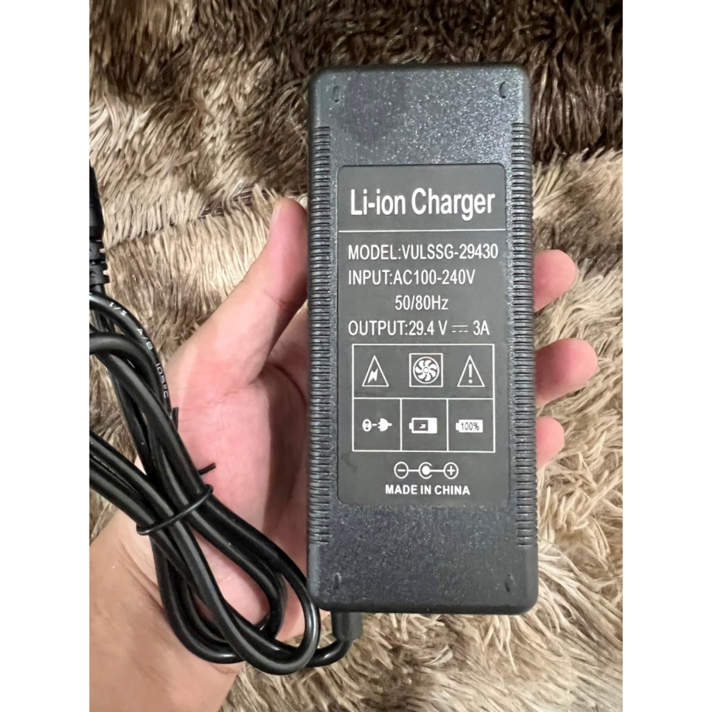 Sạc 7S 29.4V - 5A pin Li-ion , có quạt tản nhiệt và đèn báo đầy pin. BN.