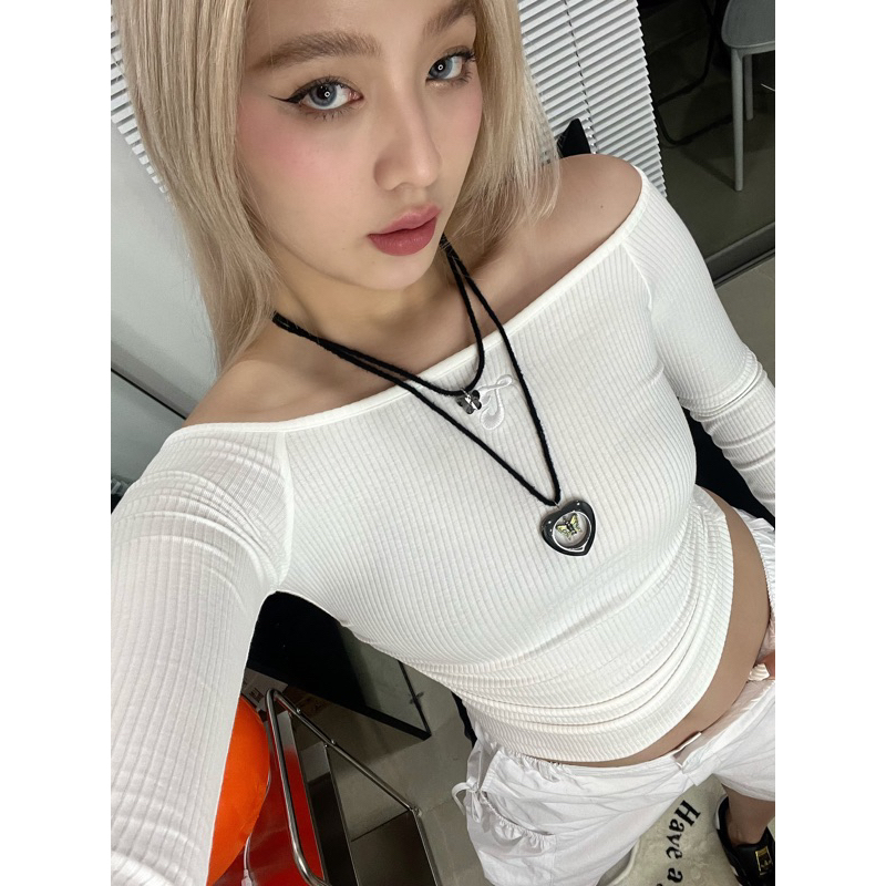 SWEET TOP - Áo trễ vai tay dài logo thêu