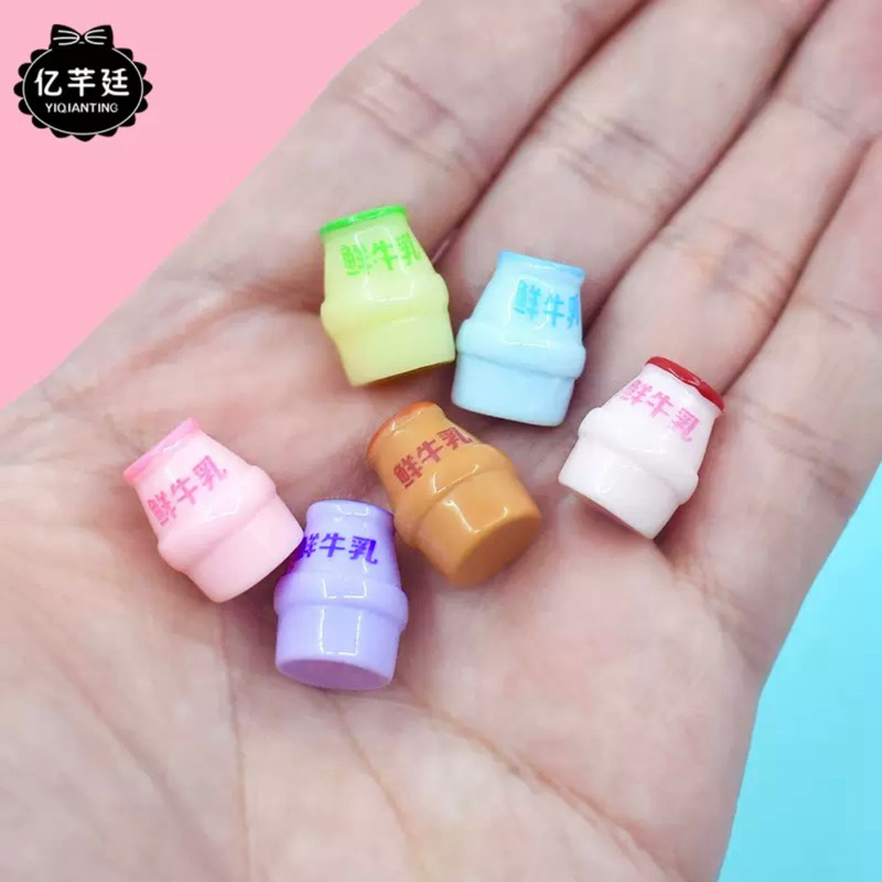 Charm chai sữa chuối mini trang trí mô hình đồ ăn