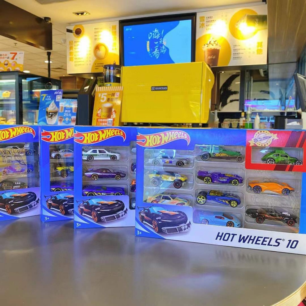 Xe mô hình Hot Wheels Chính Hãng nhiều mẫu. Tỷ lệ: 1:64. Giao ngẫu nhiên, Không chọn mẫu.