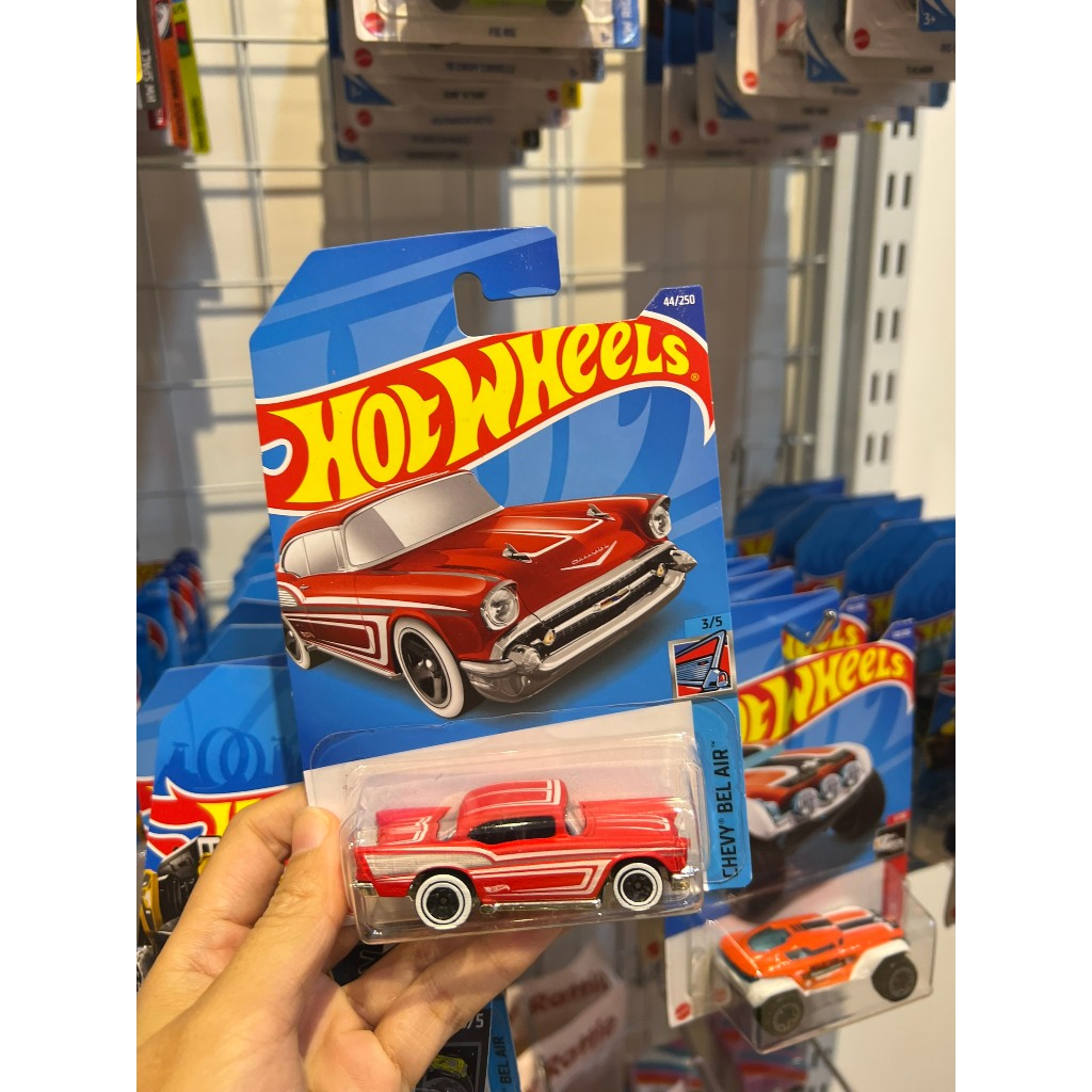 Xe mô hình Hot Wheels Chính Hãng nhiều mẫu. Tỷ lệ: 1:64. Giao ngẫu nhiên, Không chọn mẫu.