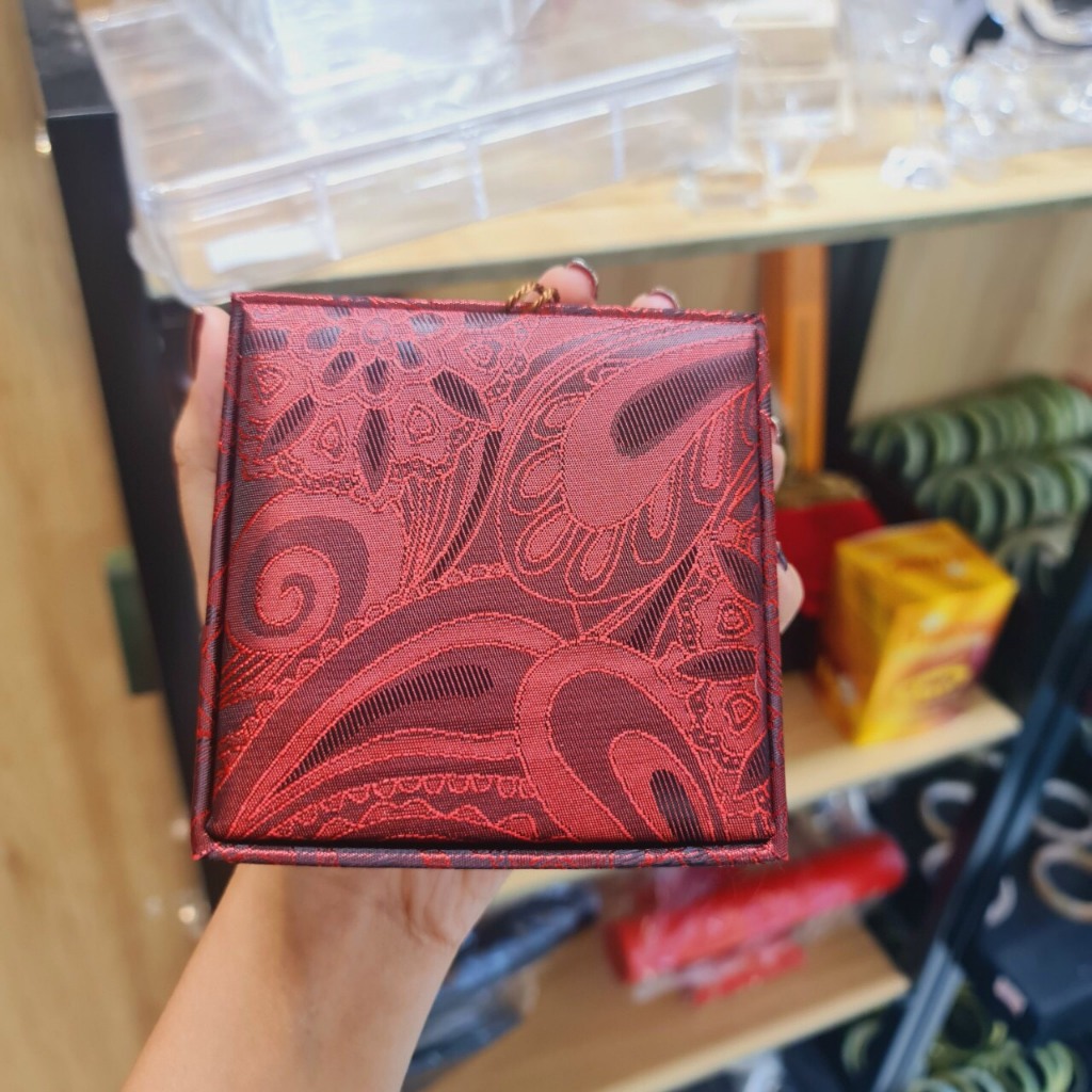 Size 10x10x3,5cm - Hộp Gấm Đựng Vòng Phong Thủy Đẹp Mắt Có Tua Rua Trang Trí
