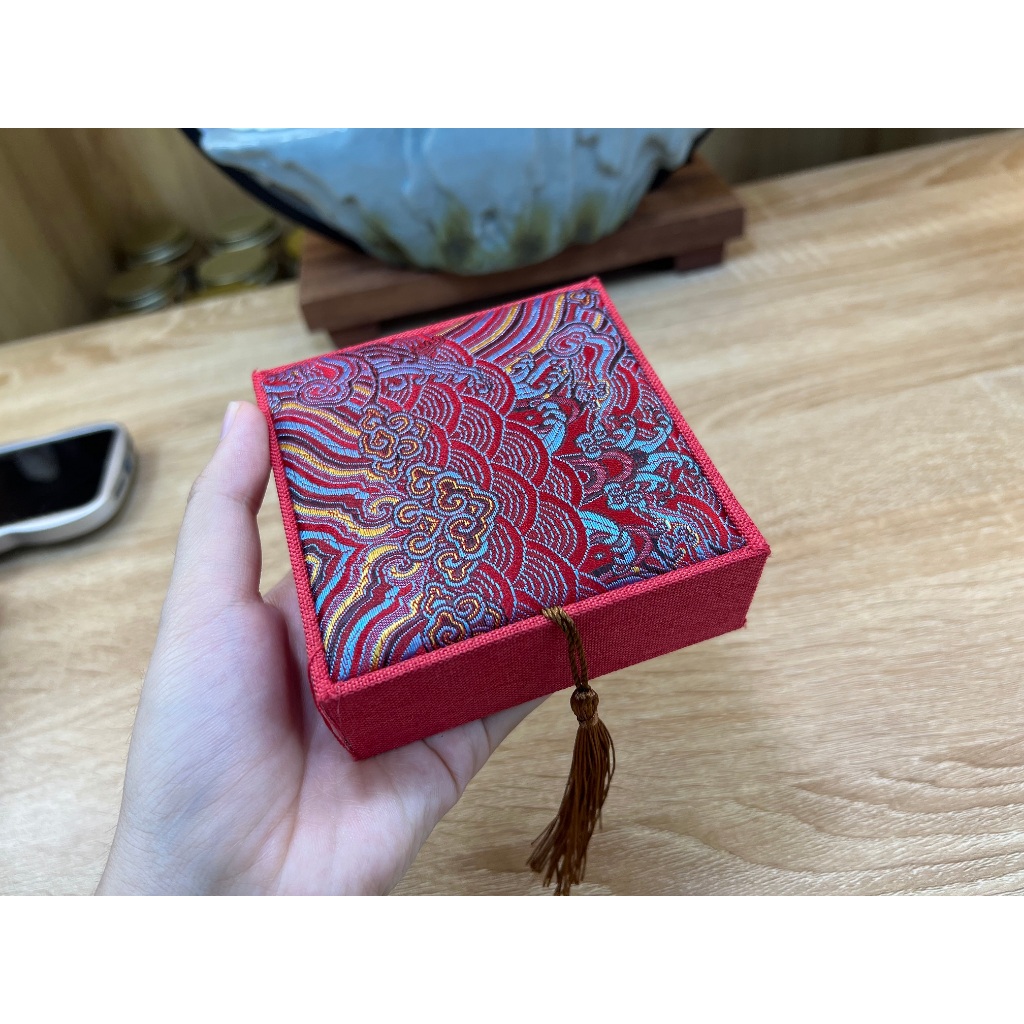 Size 10x10x3,5cm - Hộp Gấm Đựng Vòng Phong Thủy Đẹp Mắt Có Tua Rua Trang Trí