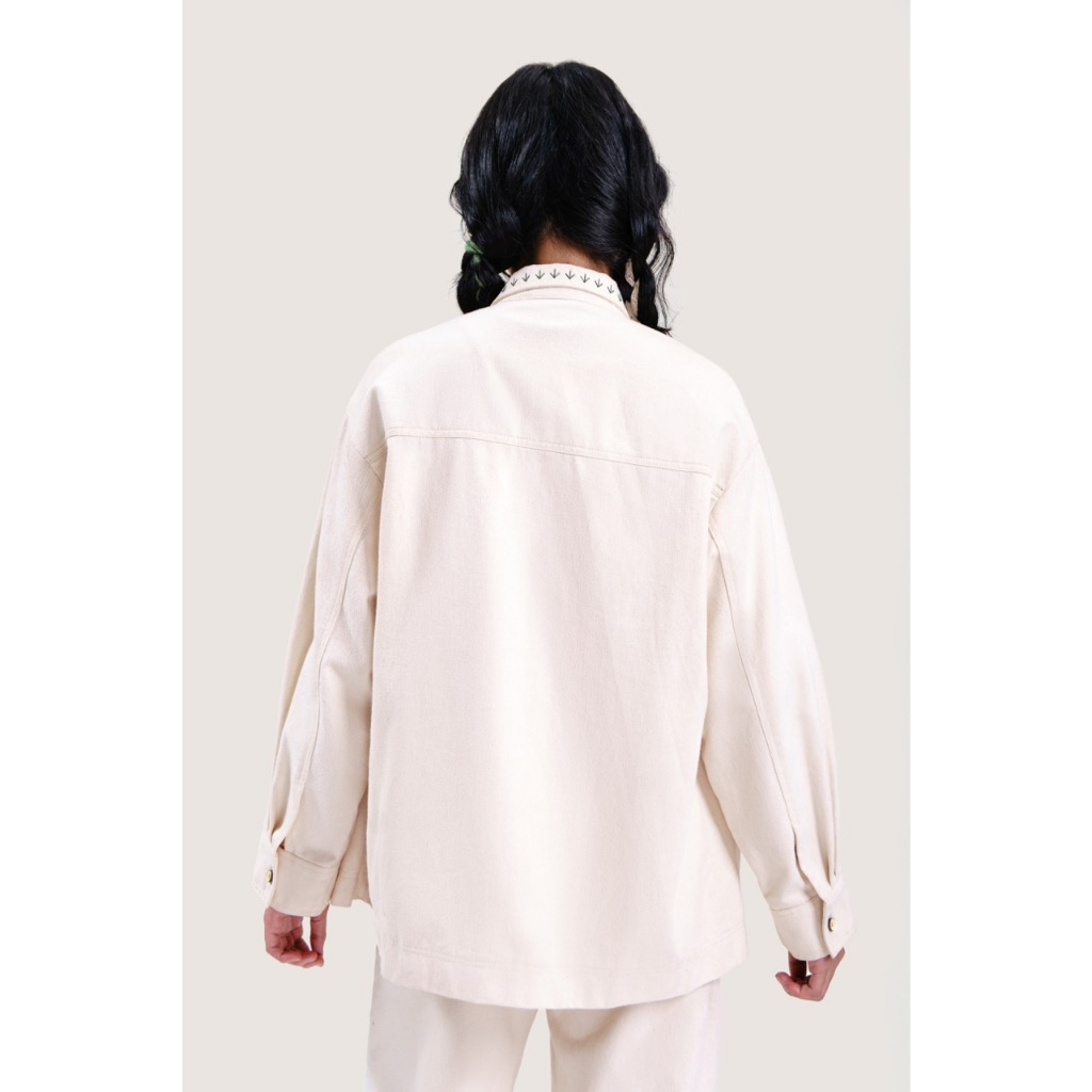 LIBÉ - Áo khoác khaki dáng suông rộng màu trắng ngà thêu họa tiết thân trước