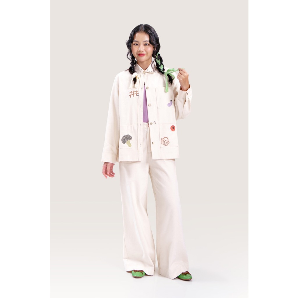 LIBÉ - Áo khoác khaki dáng suông rộng màu trắng ngà thêu họa tiết thân trước