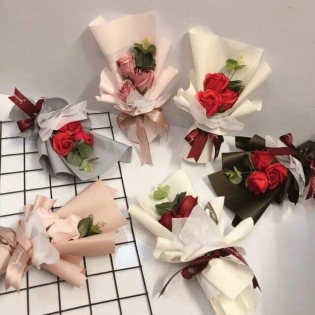 Bó 3 bông hoa sáp có túi và thiệp