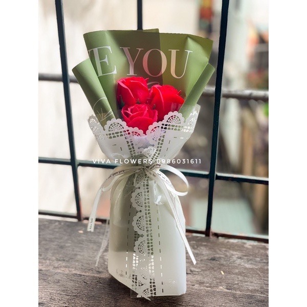 Bó 3 bông hoa sáp có túi và thiệp